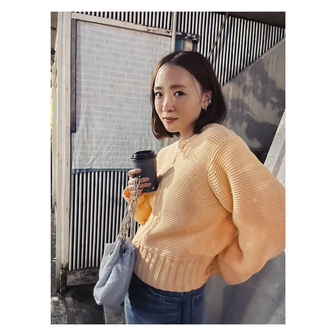 野尻美穂のインスタグラム：「寒いから買い足した2杯目のチャイティーラテはもうお腹いっぱいでした。#知らんけど  そして何代目なのっていうこの好きなBAGね☺️🤌🏻🌷」