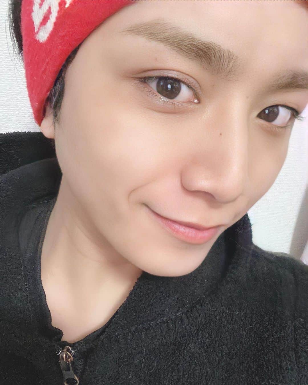 KAZUKI【ANFiNY】のインスタグラム：「みんなお待たせ😊✨ この前言うとった美容DAYの 投稿細かくしていくなんっ！！！  相変わらず詳しくないけん 詳細教えて貰いながらおれなりに 説明できたらいいなと思う💪笑  伝えたいこと大きく３つかいな❗️ まず一つ目❗️  ■ハイドラジェントル  ハイドラジェントルは 「クレンジンク」「ピーリング」「導入」 3つのケアが同時にできる 最新のウォーターピーリングなんやって！😳 ﻿ ウォーターピーリングで毛穴の黒ずみ、角栓を除去して、くすみ、ざらつきの改善をする事で透明感がでてくるみたい😏笑  毛穴の汚れがごっそりとれるけん 毎日お化粧する女の子とかは 特におすすめやと思うんやけど🤔どう？笑  おれ全く化粧とかせんけど汚れすごかったwww 4枚目の水の濁りが汚れね😂笑 きったねーーーーわwww 元々透明なのがあの濁りよ🥲 やけん、みんなやってみて！笑 面白いけん🤣🤣🤣  二つ目は‼️  ■トーニング  今あるシミと肌の奥に眠っとる シミを撃退してくれるんて！👍  ダウンタイム無しやし シミを無くしたい人にはまじでオススメ😉✨ 肌もワントーン明るくなるし くすみも取れて美白効果あって これまた透明感ある美肌になれるって😭🤝  トーニングはもう全員やったがいいwww 遠目からやと綺麗に見える肌でも 近くで見ると意外とシミとかみんなあるし おれもめっちゃあるけんなんちゃ恥ずいもんな🤣笑  1週間に1回できるみたいで 通えば本当にシミ無くなるし肌綺麗になる！ やけんおれも通う事をここに誓います😆🤝笑  そして、最後‼️  ■テラスキン（3枚目の写真）  みんなには言ってなかったんやけど 実はおうちでのケアしっかりやっとったのよ😏✨笑  これを使い出して顔の乾燥がまじで無くなった😭✨  塗った後の肌のぷるぷる もちもち感はまじで感動するよ！笑  田中みな実さんも使っとるみたいで クリスティーナの中でも 不動のNo. 1の美容液みたい😌✨  信憑性しかないよなwww 使ってみたらまじでわかるけん "テラスキン クリスティーナ" で 調べてみてな！  長くなったけど毎回良くして頂いてます！ スタッフさん達が本当に素敵な人しかおらんし クリニックの雰囲気も最高やけん 行くだけで美意識レベル上がるよ💪✨笑  最後まで読んでくれてありがとう😉✨  @christinaginza  @christinaginza_mens   #ANFiNY #KAZUKI #美容九州男児代表 #つぶの毛は気にせんでな笑 #クリスティーナ銀座 #ハイドラジェントル #トーニング #テラスキン ﻿#自撮り載せるの恥ずい笑」