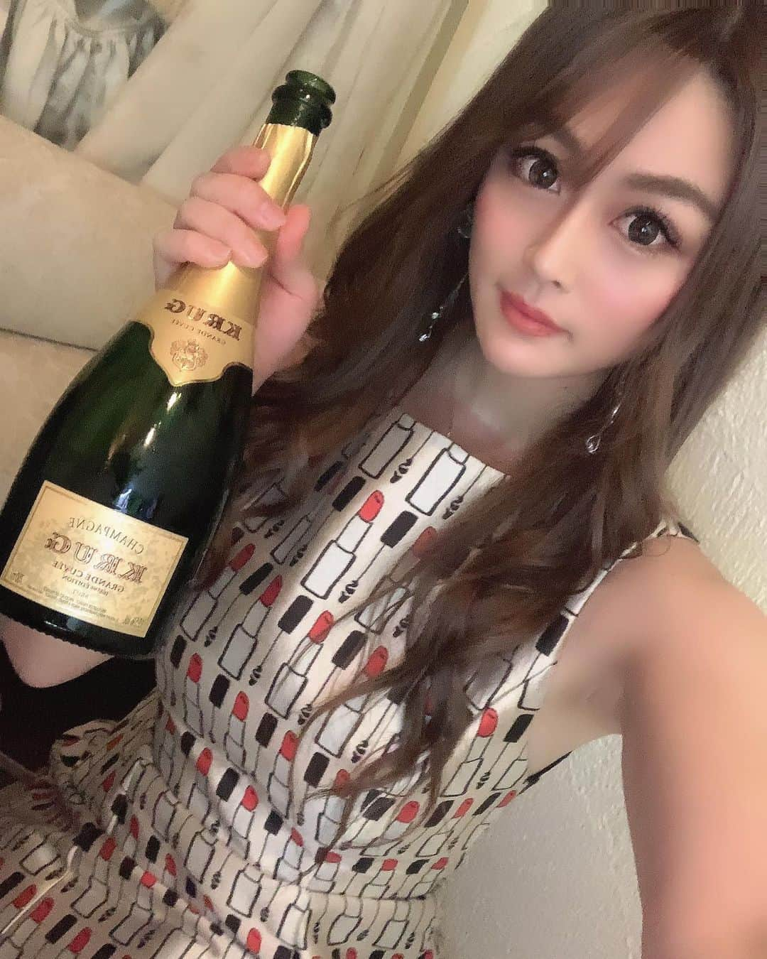 篠田じゅりのインスタグラム：「しばらく ラドンナ ！います！ (リニアにいつ戻るか未定です)  #錦#キャバクラ#ラドンナ #リニア#名古屋#栄」