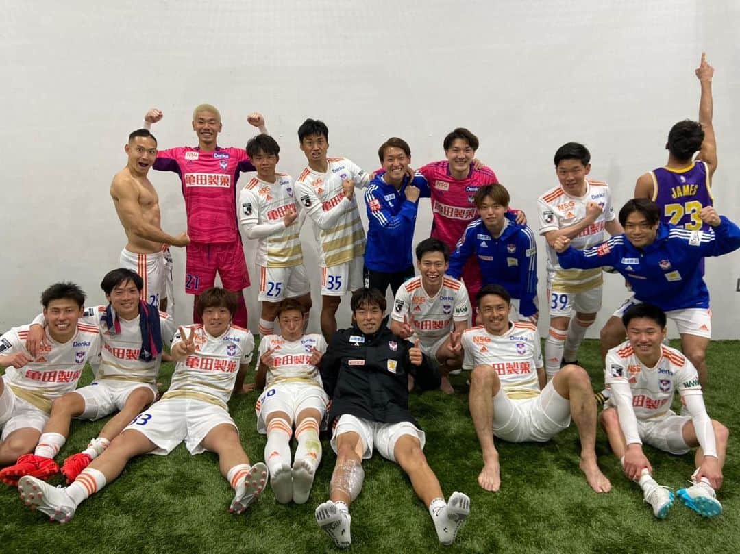 のインスタグラム：「勝ちながら成長🧡💙 #勝ちフォト #勝ったらきゅん #今年もやります #地味に楽しみにしてる人いる説 #アルビレックス新潟 #albirex #albirexniigata #oneniigata #niigata #j2 #j2league #アイシテルニイガタ #50」