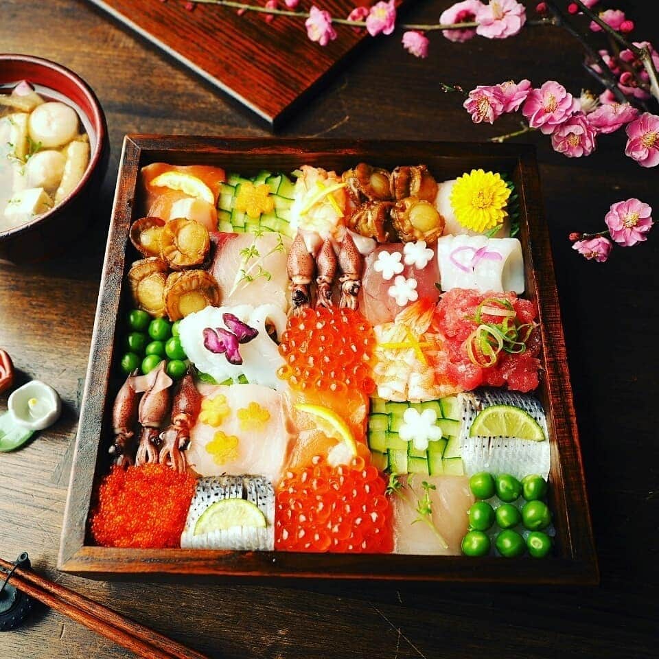 Michiko Maedaさんのインスタグラム写真 - (Michiko MaedaInstagram)「いつかの手まり寿司でこんにちは😊💕 ブログにてひな祭りにおすすめなレシピたちをまとめ中～  #ひな祭り#ひな祭りごはん  #ひな祭りレシピ#おもてなし #手まり寿司#モザイク寿司 #ちらし寿司 #めちゃめちゃおすすめです❤️ #レシピは後程ブログにて #IGersJP#IGersjp#IGersj#クッキングラム#デリスタグラマー#おうちごはんlover#コッタ #lin_stagrammer#kurashiru#クッキングラム#クッキングラムアンバサダー#クオカ#エルグルメ#フーディーテーブル#おうちごはんlover#おうちごはん革命#おうちカフェ」2月27日 18時25分 - shana.mama