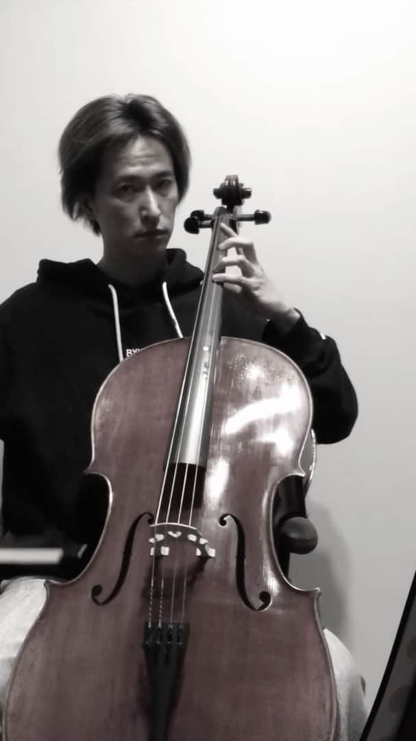 秋山真太郎のインスタグラム：「201日目✨Day201✨ If a 38-year-old man who can't read musical score suddenly starts playing the cello🎻 #チェロ#cello#マーチト長調#marching#bach#バッハ#첼로#클래식」