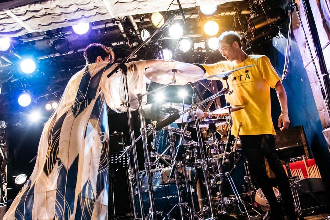 LOVEのインスタグラム：「刄田さんは2007の1st TOURからお世話になり、今年は元日からおせちを分けてもらい、笑。 付き合いも長くなったがゆえに、例えギターのピックアップが外れても何があっても演奏は止めない。めっちゃ楽しかったよね。 という去年末の戯れがもう一度、今夜！  Vo.&Gt. LOVE Dr.+Cajon 刄田綴色 Ba. 山崎秀明 Gt. PABLO  20201206 Shinjuku LOFT 刄田綴色 presents 'P.T.A' ロフトチャンネルアーカイブ再放送祭り  📺Tonight! 2/27 20:00 アーカイブ3日間付 ¥1000  Photography 川島彩水」