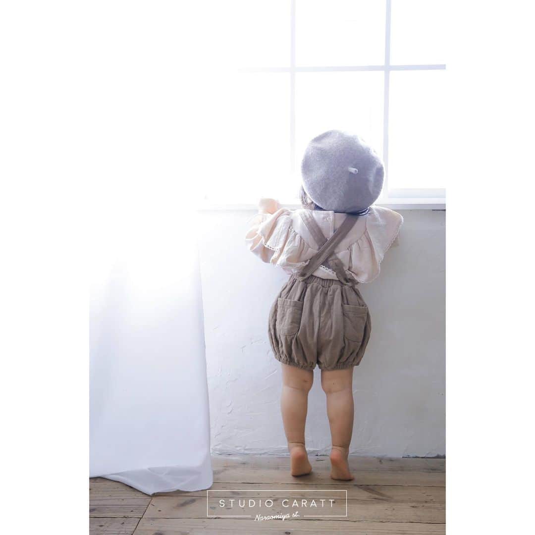 スタジオキャラット奈良大宮通り店のインスタグラム：「⇨ #kids_japan_ootd ☺︎♩*＊ . . 可愛い後ろ姿☆ . 何か見えたかな〜？ . . . . . .  #スタジオキャラット奈良大宮通り店 #奈良フォトスタジオ #カメラ#スタジオ#ベビーフォト#キッズフォト#キッズスタジオ#七五三#100日祝い#お宮参りフォト #マタニティ #成人式 #753#photostudio#camera#photographer #l4l#キッズコーデ#スタジオキャラット#フォトスタジオ#写真館#奈良#奈良フォトスタジオ #写真好きな人と繋がりたい#ファインダー越しの私の世界#キッズファッション#カジュアルフォト#おしゃれフォト#自然光撮影 #自然光スタジオ」