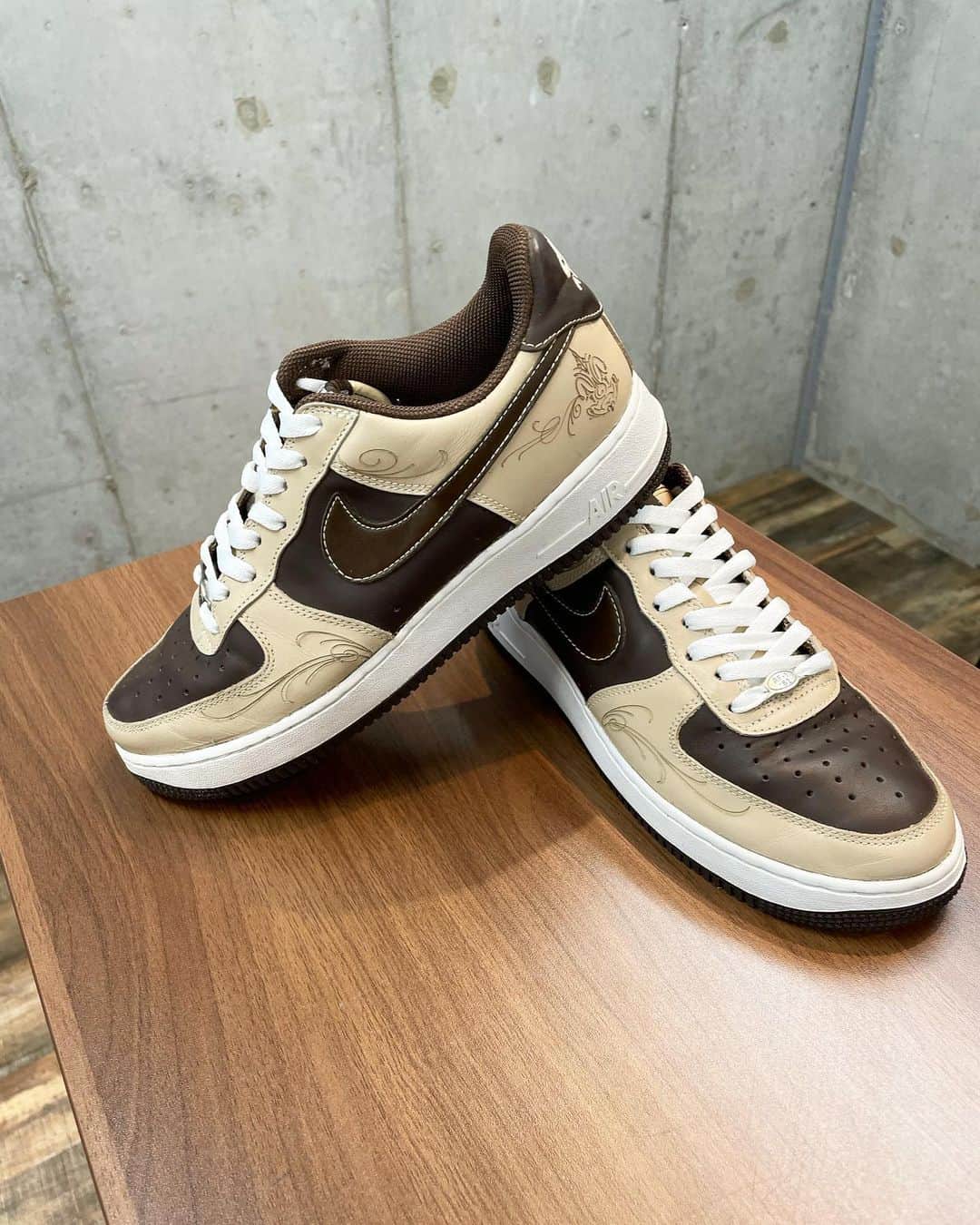 Sneaker At Randomのインスタグラム：「心斎橋の梅本です。 本日はair force 1のインナーソール交換を行いました。 名作がまた履けるようになるのは嬉しいですね！^_^ 眠っているスニーカーがありましたら一度リペアを考えてみてはいかがでしょうか！  #エアフォース1#air force 1#アンジェラスペイント#Angelus Paint#スニーカー好き#スニーカーアトランダム #スニーカー #スニーカー修理 #修理職人 #市川 #本八幡 #大阪 #心斎橋#sneakeratrandom #sneaker #shoestagram #repair」