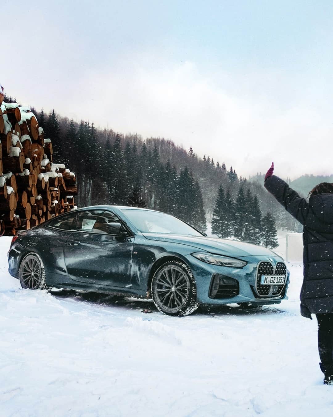 BMWのインスタグラム：「Stop! In the name of love. The BMW 4 Series Coupé. #THE4 #BMW #4Series #BMWrepost @anya.ghe  __ BMW M440i xDrive Coupé: Fuel consumption weighted combined in l/100km: 7.1–6.8 (NEDC); 8.1–7.5 (WLTP), CO2 emissions weighted combined in g/km: 163–155 (NEDC); 186–170 (WLTP). Further information: www.bmw.com/disclaimer.   374 hp, 275 kW, 500 Nm, Acceleration (0-100 km/h): 4.5 s, Top speed (limited): 250 km/h.」