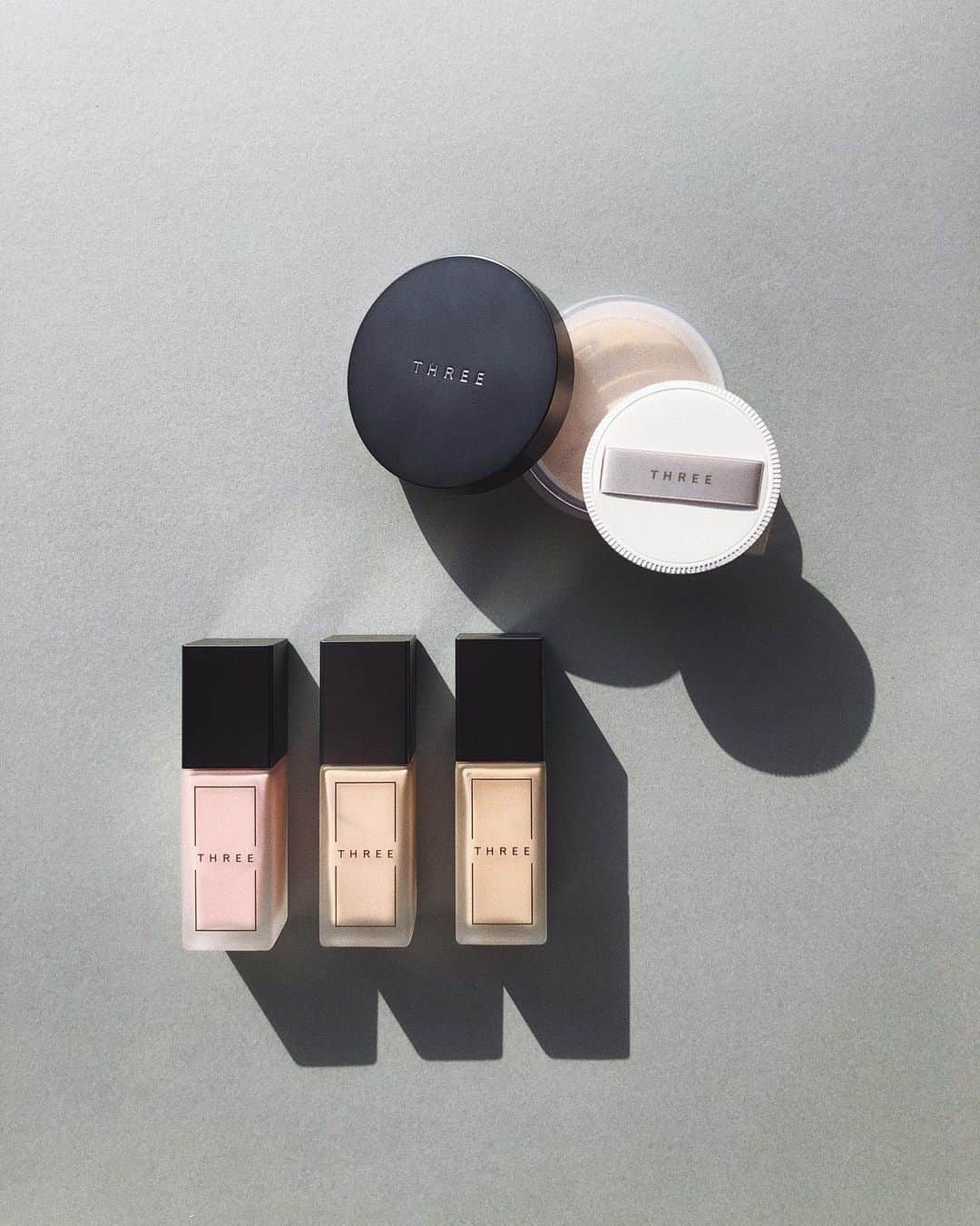 陣内勇人のインスタグラム：「. キーワードは ポアレス。  毛穴のない肌。  @threecosmetics の new base makeup item  #three #makeup #cosmetics #basemakeup」