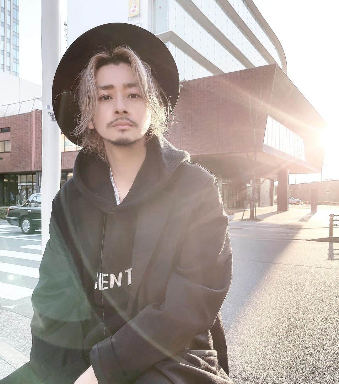 加代憲康のインスタグラム：「来週は中日美容でカット授業です。 久しぶりの学校でできることが嬉しいですね♪  そして、大阪でsecret color動画セミナーの撮影もあります♪ hazushiと新しいレシピを中心にやります！  オンラインサロンsecret colorも毎日更新でサロンワークをアップデートできるコンテンツを配信してます！」