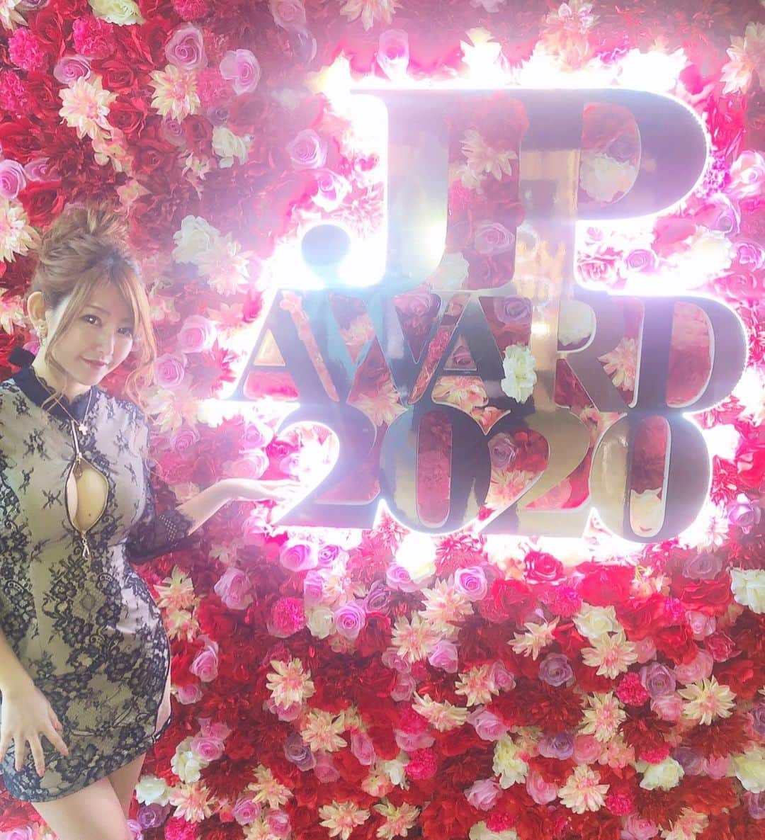 一条あやなのインスタグラム：「. この間去年の年間JPグランプリの 表彰式がありました🥰💓 . あやなはギリギリ10位😂笑 10位以内入れたよ🥺🥺笑 350人ほどいる中でこの順位をとれたこと 凄く嬉しかったです😌✨ それも支えてくださった皆様のおかげです！ . 今年は去年の反省を生かして キャバ嬢としても人としても 成長する年にします。 自分の弱みは直して強みはもっと磨いて。 これからも一条あやなを よろしくお願いします❤️ . #グラマラス #錦 #錦3 #名古屋 #栄 #金山 #岐阜 #柳ヶ瀬 #すすきの #歌舞伎 #六本木 #北新地 #ミナミ #中洲 #キャバクラ #キャバ嬢 #キャバ #夜職 #水商売 #一条あやな #follow #followme #glamorous」