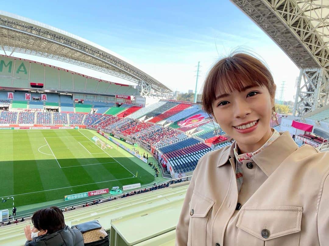 わちみなみのインスタグラム：「春の日差しに裏切られ﻿ 薄着で行ったら見事に極寒でした。﻿ ﻿ ﻿ ﻿ 開幕戦は監督、スタメンがらっと変わってどうなるだろうとわくわくしてました🙏﻿ ﻿ すっごく楽しい試合だった✨﻿ 特に前半は新加入の明本選手、小泉選手を追っかけたな〜👀✨﻿ ﻿ 杉本選手にも決めてほしかったけど、﻿ 第一節はキャプテンのゴール✨🤲﻿ ﻿ 次が楽しみになったよ〜！！﻿ 鈴木彩艶選手火曜日みられるのかな、、？﻿ ﻿ 注目の選手、全部書き切れない！﻿ みなさん大好きです✊🏻今年も応援しましょう♡﻿ ﻿ #urawareds﻿ #浦和レッズ #Jリーグ　#サッカー」