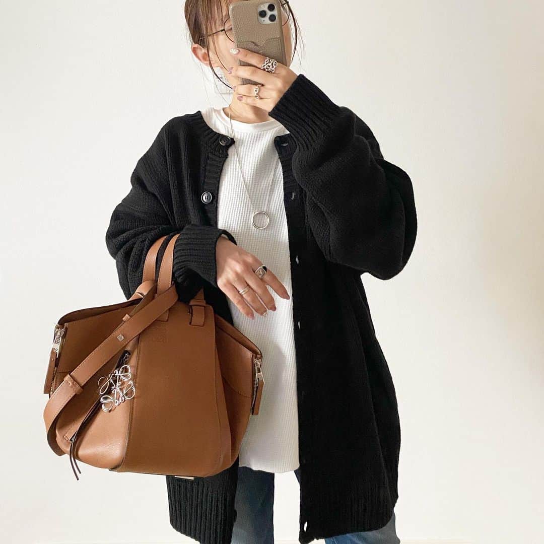 ryokoのインスタグラム：「𝒸ℴℴ𝓇𝒹𝒾𝓃𝒶𝓉ℯ𓂅 ニットとしてもカーディガンとしても着られる2wayニット。＠classicalelf_official のものです。バッグボタンのデザインが可愛い！お尻まで隠れる丈感だから気になる腰回りやお尻を上手く隠してくれる☺︎ゆるっとしたコクーンシルエットも好み♡ ． ． ． #クラシカルエルフ #classicalelf #エルフコーデ #ニット #プルオーバー #デザインニット #locari #ロカリ# #今日の服 #今日のコーデ #着回しコーデ #プチプラコーデ #春コーデ #PR」