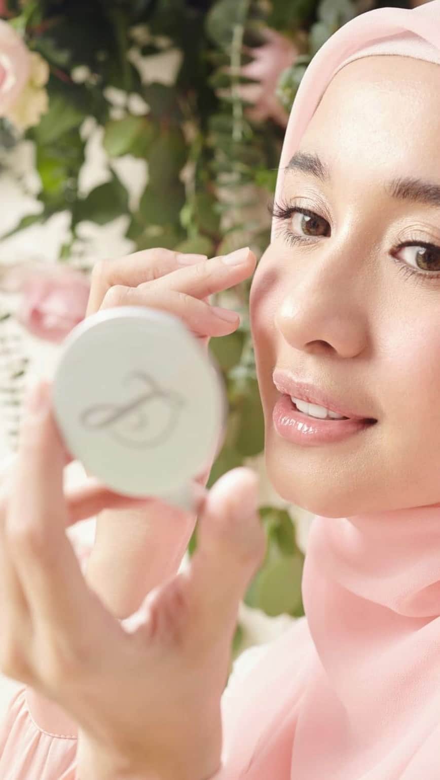 ラウディアシンシアベラのインスタグラム：「Lip n Blush by Lbeauty 💞」