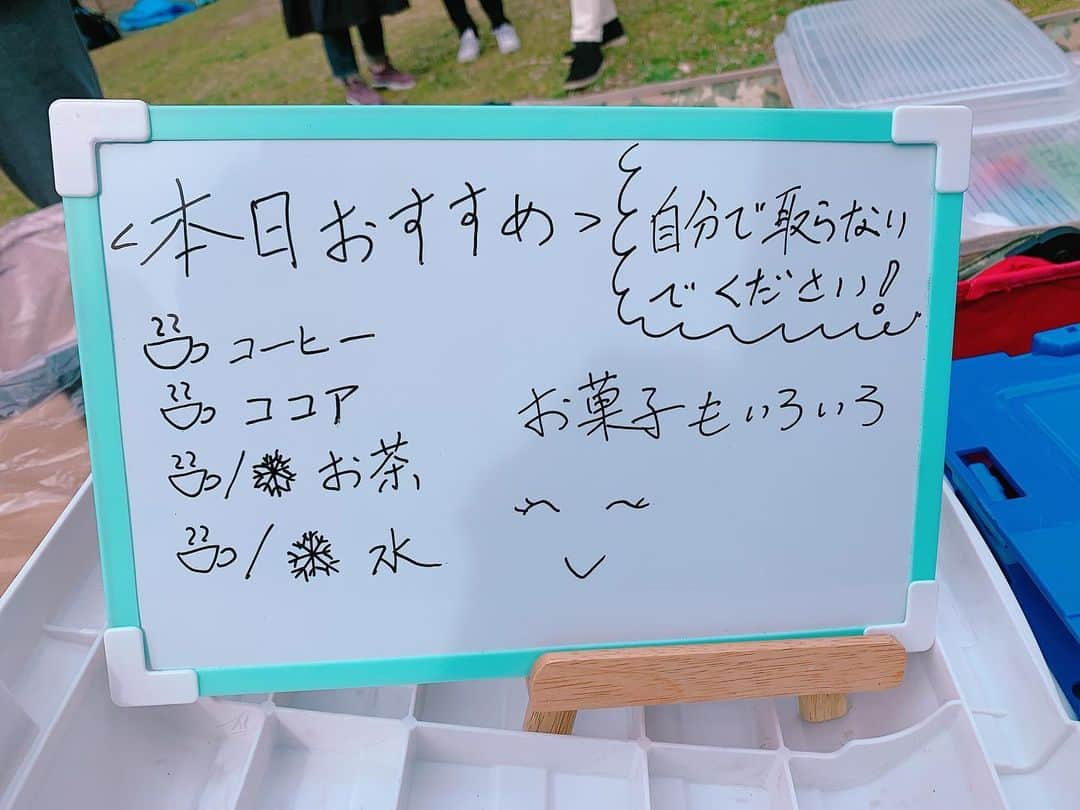 石田ひかりさんのインスタグラム写真 - (石田ひかりInstagram)「ほんじつめでたくクランクイン🥞🍢㊗️ 寒かった…🤦🏻‍♀️ 毎朝の検温🤒 問診票の提出✍🏻 動線の確認🈁 定期的にPCR👩🏻‍🔬 頻繁にマスク交換…😷 お茶🍵やお菓子🍪に、勝手に手を伸ばしたら🙋🏻‍♀️怒られます😢 キビチー感染対策の下 撮影できることに感謝をして みんなで力を合わせて 4月末までがんばるのだ👊🏻👊🏻👊🏻 観ていただけるのは少し先になりますが 楽しい作品を創りますので みなさまどうぞお楽しみに❣️」2月27日 18時39分 - hikaringo0525