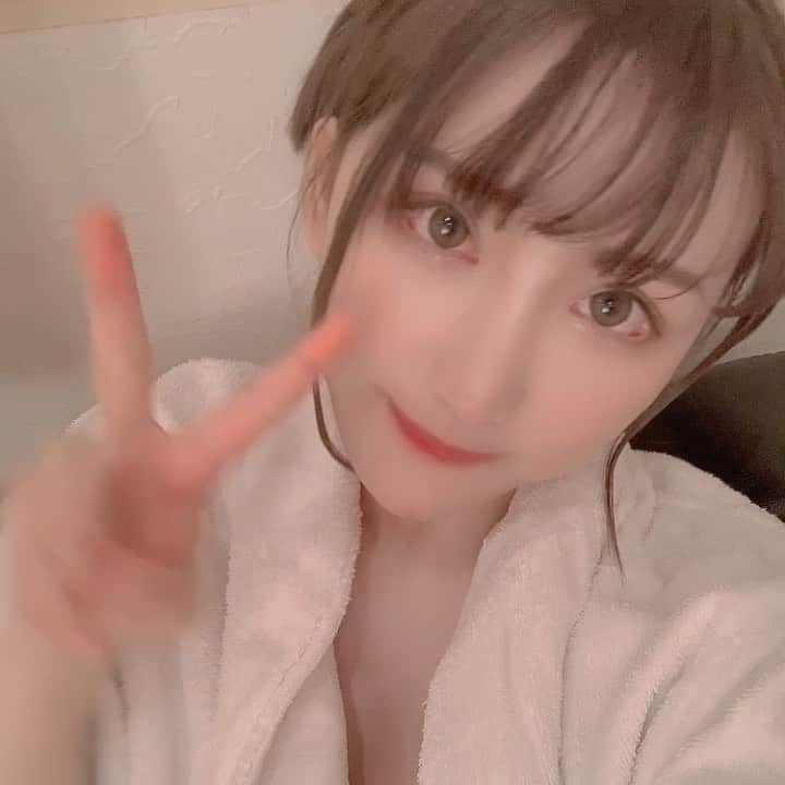 のインスタグラム：「いえい🌟笑  #av #av女優 #撮影中 #楪カレン #ユズリハって読むのよ」