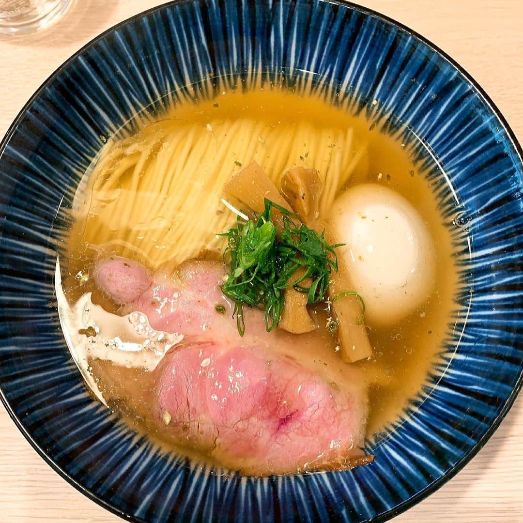 華月咲（さーちゃん）のインスタグラム：「🍜 #麺笑巧真 #塩らーめん ¥650 京王八王子駅より徒歩３分。 ＊ ２度目の訪問は塩٩(๑´0`๑)۶🧂 前回の醤油も美味しかったけど 圧倒的に塩派！衝撃の美味さ！！！✨ 安定の熱々スープに山椒がふわっと🥺💓 麺線美も塩の方が引き立ってまじで綺麗。 あのまま崩したくないレベルだった（笑） 650円とは思えぬクオリティの高さ🙇‍♀️🙇‍♀️ ＊ デフォなのに味玉ついてたから スタッフさんにお金払いますって伝えたら こちらのミスなので大丈夫です〜☺️って 笑顔で言ってもらえたので、せめて次回は 特製頼んで恩返ししようと決めた日🥚笑 みんなも八王子きたらぜひ食べて！！！！ ・ ・ #japan #tokyo #hachioji #ramen  #東京 #八王子 #八王子グルメ #東京ラーメン #八王子ラーメン #塩ラーメン #ラーメン #ラーメン女子 #ラーメン部関東 #ラーメン倶楽部 #ラーメン部 #麺スタグラマー #麺スタグラム #ラーメン好きと繋がりたい #ラーメンパトロール」