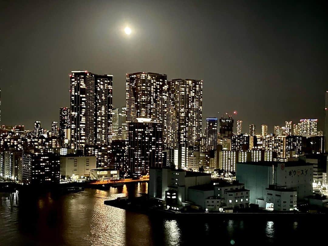 藤井美加子のインスタグラム：「☆ 今夜は満月🌕 21時からインスタライブです。  お時間ある方は一緒に満月の夜を過ごしましょう。今日はデトックスの日です♪ 水分（白湯か常温いっぱい摂ってね）  #満月#スノームーン#デトックス#fullmoon#tokyo」