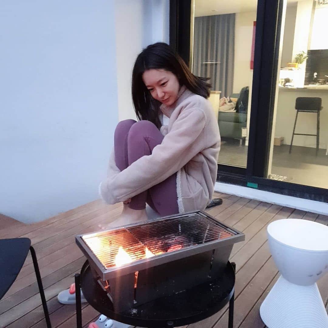 シン・ソユルのインスタグラム：「⠀ ⠀ 어제 첫공을 무사히 마치고 오랜만에 함께 하는 저녁🥣 ⠀ 훌륭하게 고기를 굽기위해 촐이는 팔운동까지 했고, 덕분에 풍요로운 식사를 했다. ⠀ 잠깐 불멍을 하며•_• 우리 #스페셜라이어 팀 모두 끝까지 모두 행복하게 함께하길 기도했다:) (+) 곧 오는 촐이의 미드나잇도 화이팅!! (++) 옷은 입고 운동해라.」