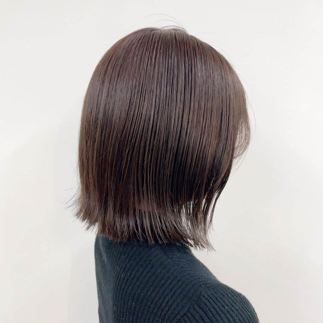 のインスタグラム：「. . newhairstyle💇‍♀️💇🏿‍♀️ トリートメントでさらふわ✨ . . #hairstyle #ヘアスタイル #ボブ #切りっぱなしボブ #olivebeige #オリーブベージュ #aujuaトリートメント #aujuaシャンプー #サロンモデル #サロモ #ボブヘアアレンジ #ボブ外ハネ」