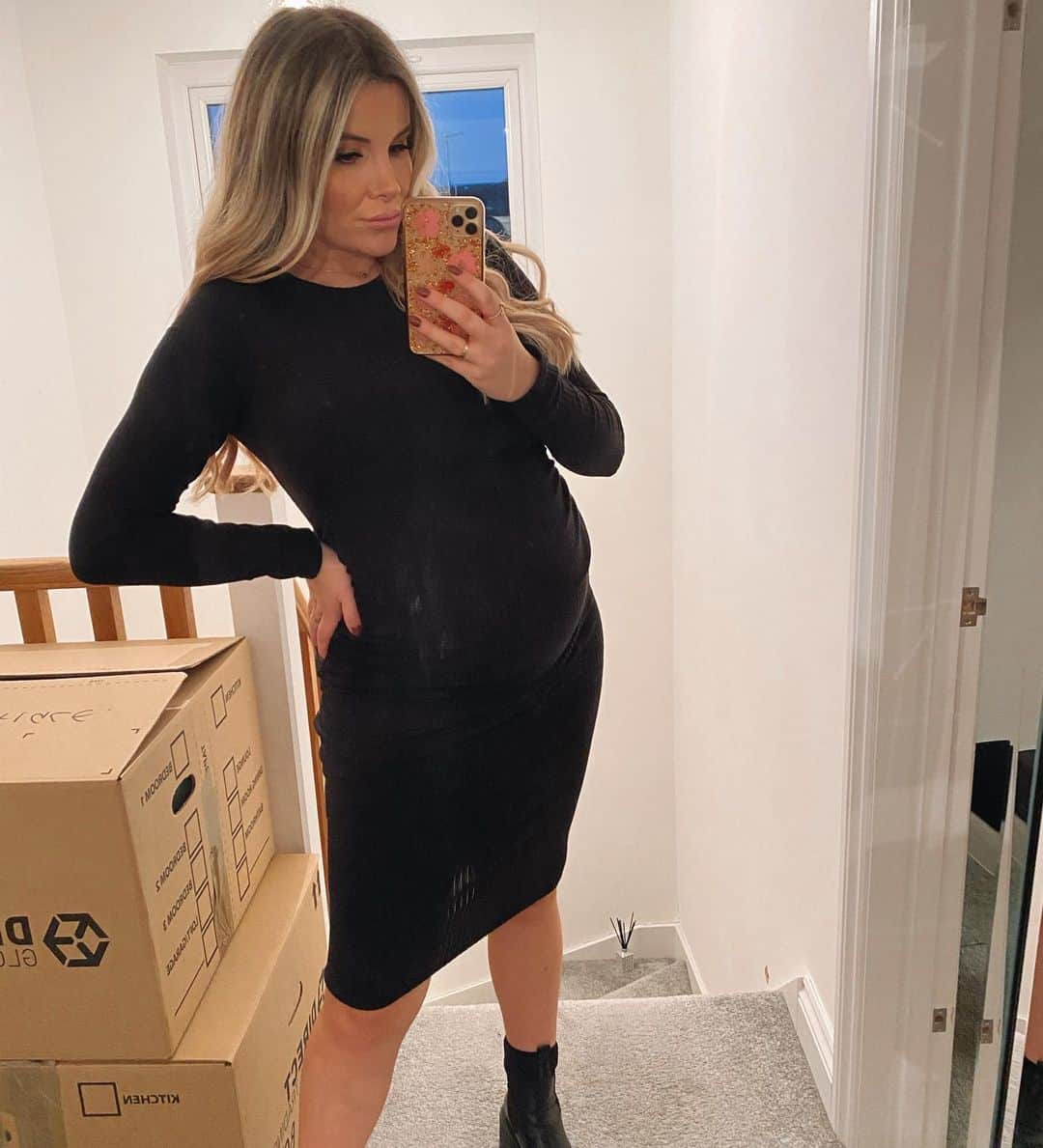 ジョージア・コウソウロウさんのインスタグラム写真 - (ジョージア・コウソウロウInstagram)「Back to work with bump 🥰 The reality of moving house but feeling cute ..✨」2月27日 18時49分 - georgiakousoulou