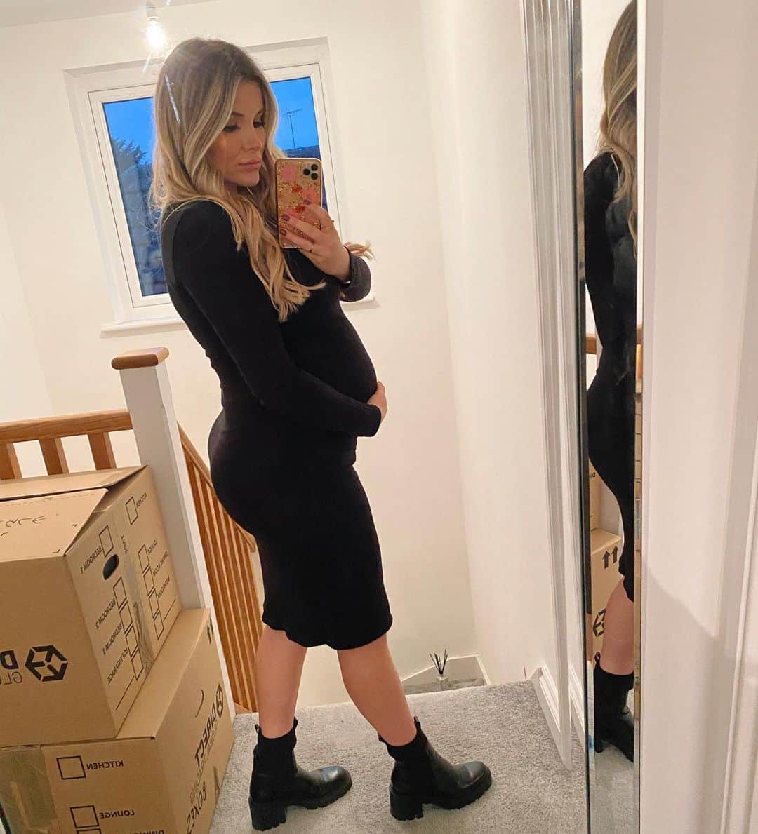 ジョージア・コウソウロウのインスタグラム：「Back to work with bump 🥰 The reality of moving house but feeling cute ..✨」