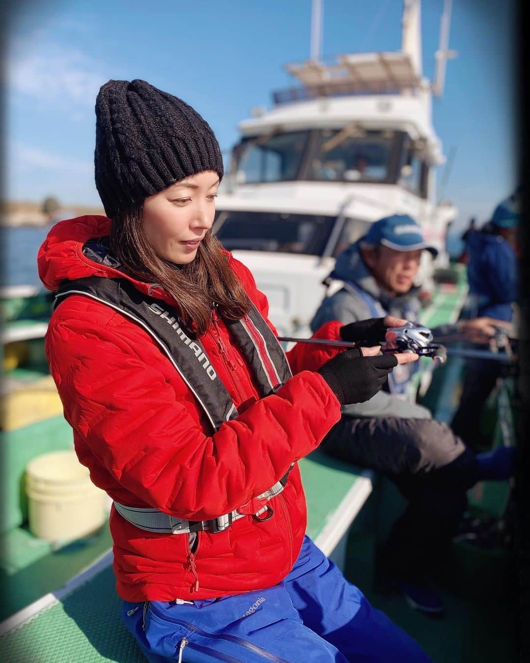 滝沢沙織さんのインスタグラム写真 - (滝沢沙織Instagram)「昨夜アップしたYouTubeでは、カワハギ釣りを松本圭一さんに教えもらいました😊🎣 @keiichi4314  松本さんはいつも釣り方や釣ったお魚の食べ方を沢山教えてくれます😁‼️🐟 もはや釣り師匠です（笑） この日の船宿さんは、一義丸さんで @kazuyoshi.maru  沢山釣れるポイントに連れて行ってくれるんです〜🎣✨ 松本さんも一義丸さんも最強🎣なので、もはや釣れるでしかないですよねっ😁‼️✨（笑） いつもありがとうございます💖 #滝沢沙織 #松本圭一 @keiichi4314  #釣り師匠 #一義丸 @kazuyoshi.maru  #カワハギ #カワハギ釣り #天気が最高」2月27日 18時58分 - saori_takizawa.official