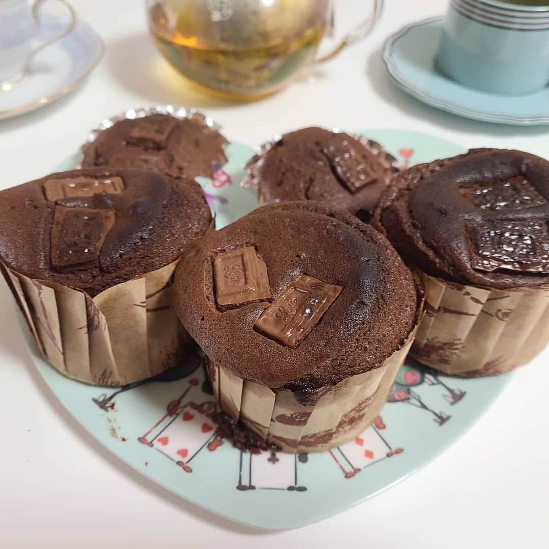 三宅裕子のインスタグラム：「｡* ❤︎… …❤︎*。 #チョコカップケーキ 🍫*°♡  娘の手作り☺︎*° 意外に甘さ控えめでおいしかった(*´˘`*)♡  ｡* ❤︎… …❤︎*。 #tokyolife  #tokyomodel  #japanesemodel #japanesefashion  #うさぎのいる生活  #お菓子作り #手作りお菓子 #モデル #広告モデル #ママモデル #小学生ママ」