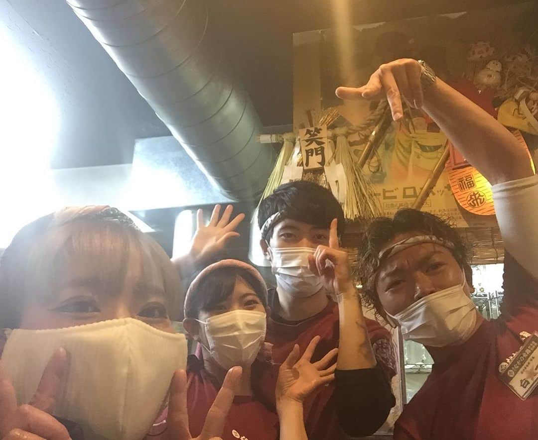 のインスタグラム：「こんばんはーーーー🐔✨ いつもお世話になっております🙇🏾‍♂️ なかの食鶏十三店です😀 さて本日のスターティングメンバーは誰かと言うと…レジェコンビ和茶&晴也なんです🥰 このコンビと仕事出来るのもあと数回と思うと…十三店に来て鶏肉食べたくなりますよね！？わかります！僕も食べたくなりました😋 ジョークはさて置き、本日も三密しっかり回避出来る環境と抜群の接客を用意しておりますので是非ご来店下さいませ🙇🏾‍♂️🙇🏾‍♂️🙇🏾‍♂️🙇🏾‍♂️🙇🏾‍♂️ #なかの食鶏  #なかの食鶏十三店  #焼鳥  #焼き鳥  #泣く子も黙る焼鳥  #十三グルメ  #大阪グルメ  #美男美女  #左端がダブルピース #左から2番目がパー #右端が逆スリーピース #右から2番目がトゥース #そんなたわいもない4人」