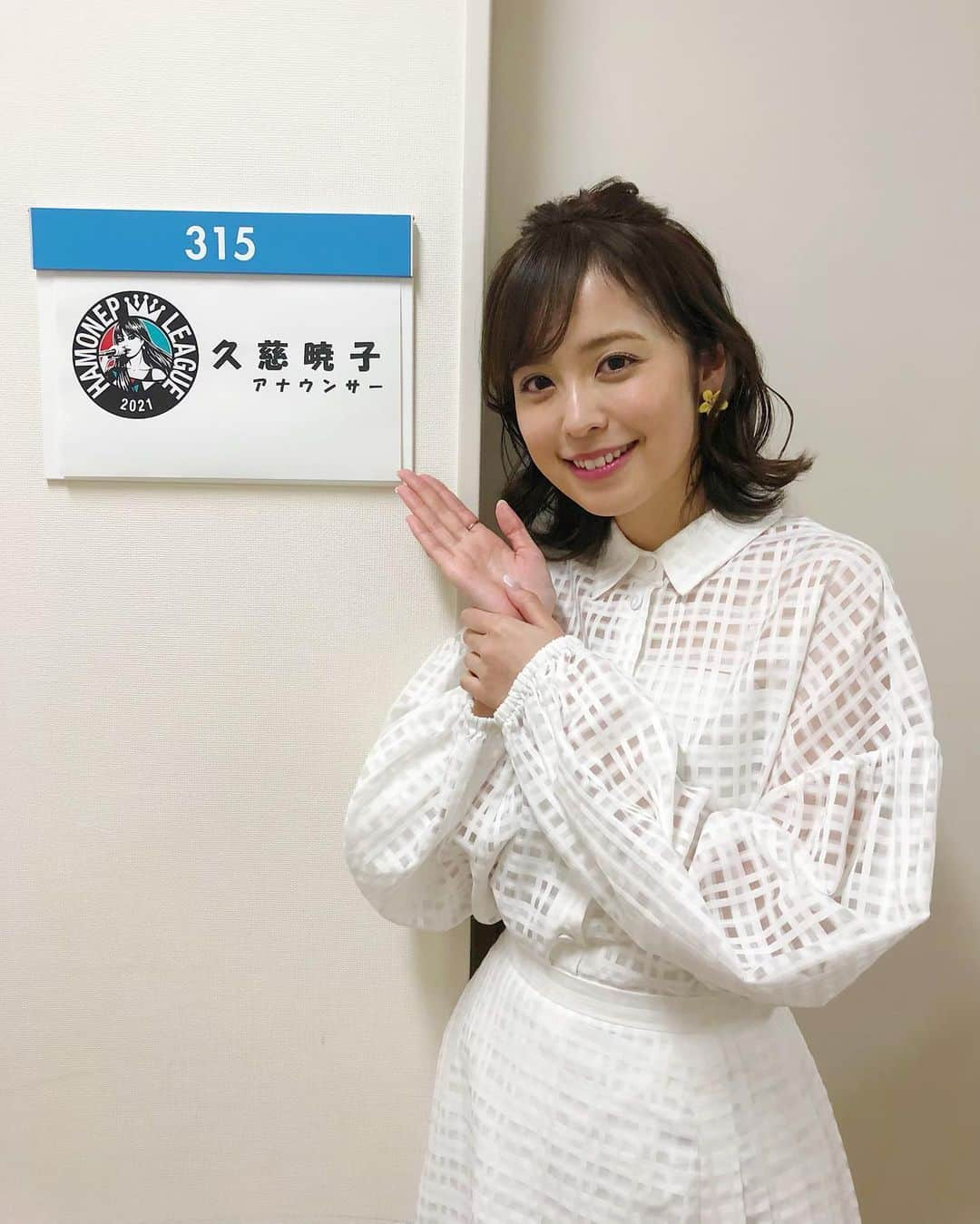 久慈暁子さんのインスタグラム写真 - (久慈暁子Instagram)「* 今夜21時〜 『青春アカペラ甲子園！ 　全国 #ハモネプ リーグ 　大学日本一決定戦』 に出場させていただきました🌸 私だけが歌下手で、、、 みんなの足を引っ張らないようにしようと 隙間時間を使って練習していました☻ こんな状況だからこそ みんなに「yell」が届きますように...✨ * #コブクロ さん #yell #藤井弘輝アナ @fujii_koki_cx  #堀池亮介アナ @ryosuke_horiike  #永尾亜子アナ @ako_nagao  #杉原千尋アナ @chihiro.sugihara  #藤本万梨乃アナ @marino.fujimoto1030  #佐久間みなみアナ @sakuma_minami  #衣装 #すけすけ #まっしろしろすけ」2月27日 18時56分 - kuji_akiko