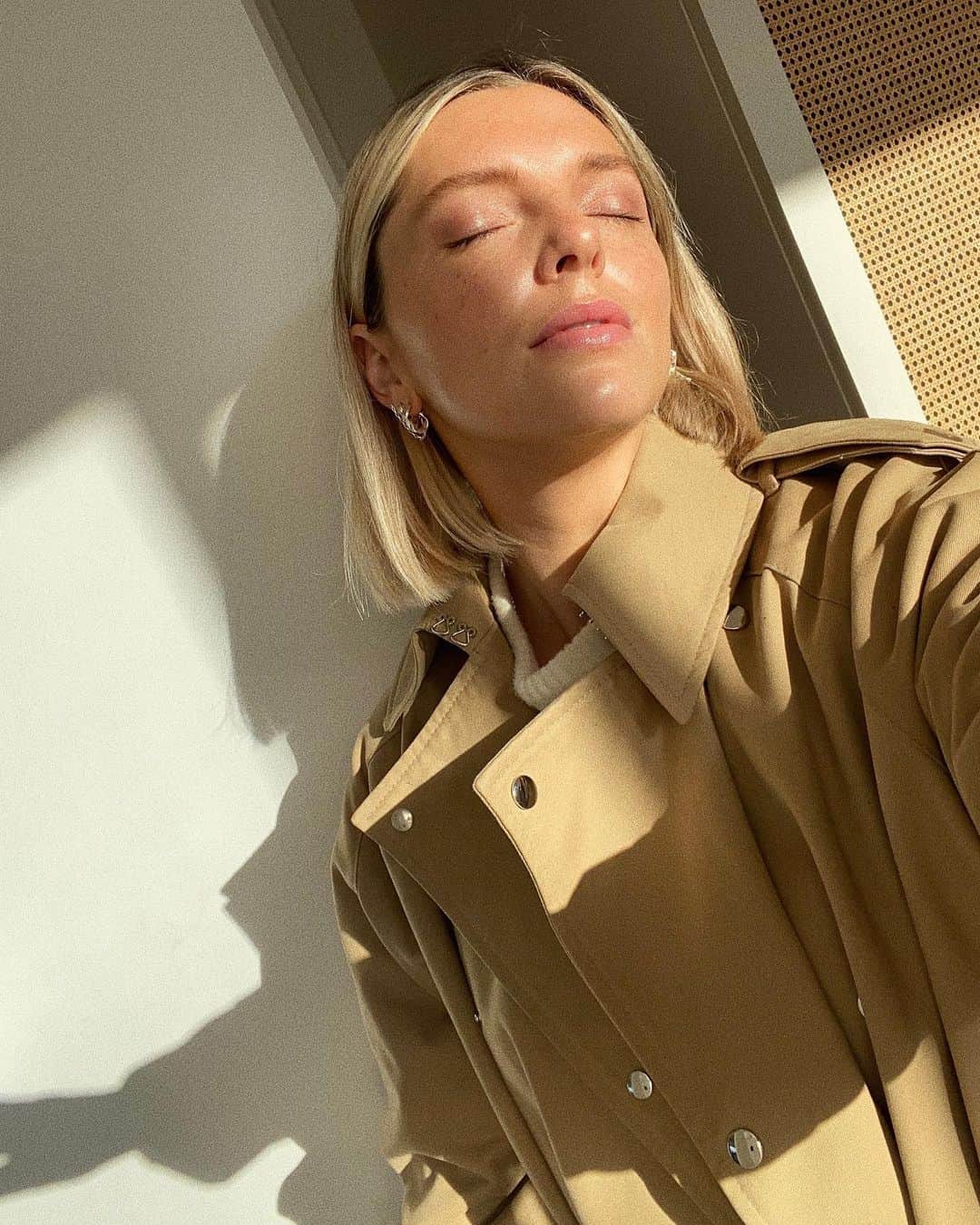 Estée Lalondeのインスタグラム：「SSRIs, sunshine and cardio 👌」