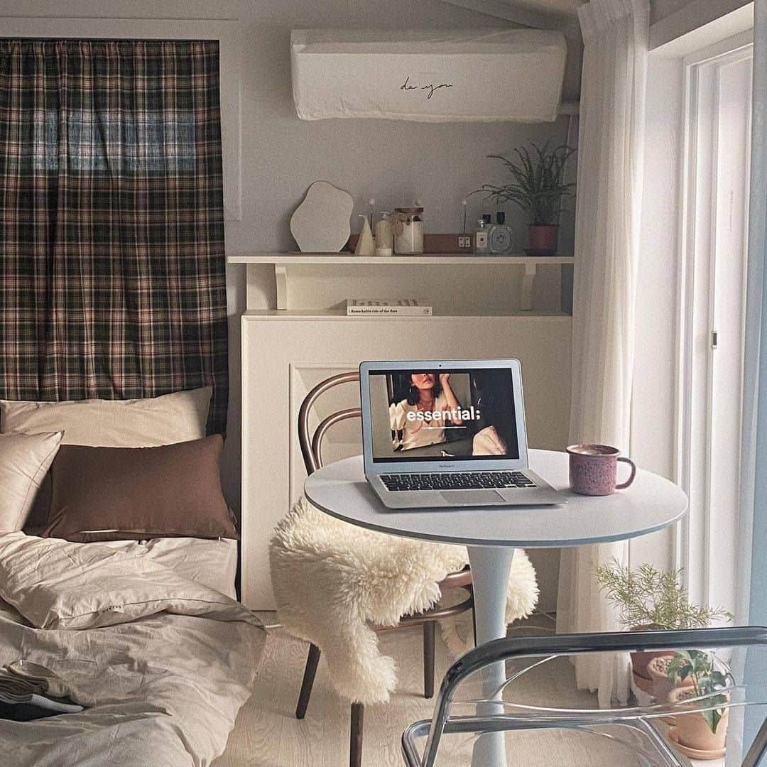 ingerliselilleさんのインスタグラム写真 - (ingerliselilleInstagram)「테라스 로망 실현한 [@sat.12am] 님의 도심 속 복층 하우스🏡 . . 🏷제품정보 - 주방 팬트리장 : 마켓비 EZBO - 테라스 테이블 : 이케아 - 복층 다이닝테이블 : 이케아 DALSHULT . . 온라인집들이 제보는 하우스앱 dm으로 보내주세요~💌 . #하우스앱 #하우스그램 #인테리어앱 #홈인테리어 #집스타그램 #홈스타그램 #방스타그램 #인테리어 #interior #homedeco #homeinterior #interior #インテリア #インスタ映え #홈스타일링 #온라인집들이 #랜선집들이 #house」2月27日 19時00分 - houseapp_official