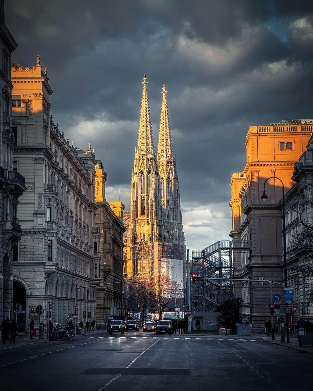 Wien | Viennaさんのインスタグラム写真 - (Wien | ViennaInstagram)「Happy Weekend. We are in love with these moody Vienna photos by @depixtion. The first one depicts Votive Church and the second one the wonderful Graben. These two places should certainly be on your bucket list. ✨ #ViennaWaitsForYou」2月27日 19時00分 - viennatouristboard