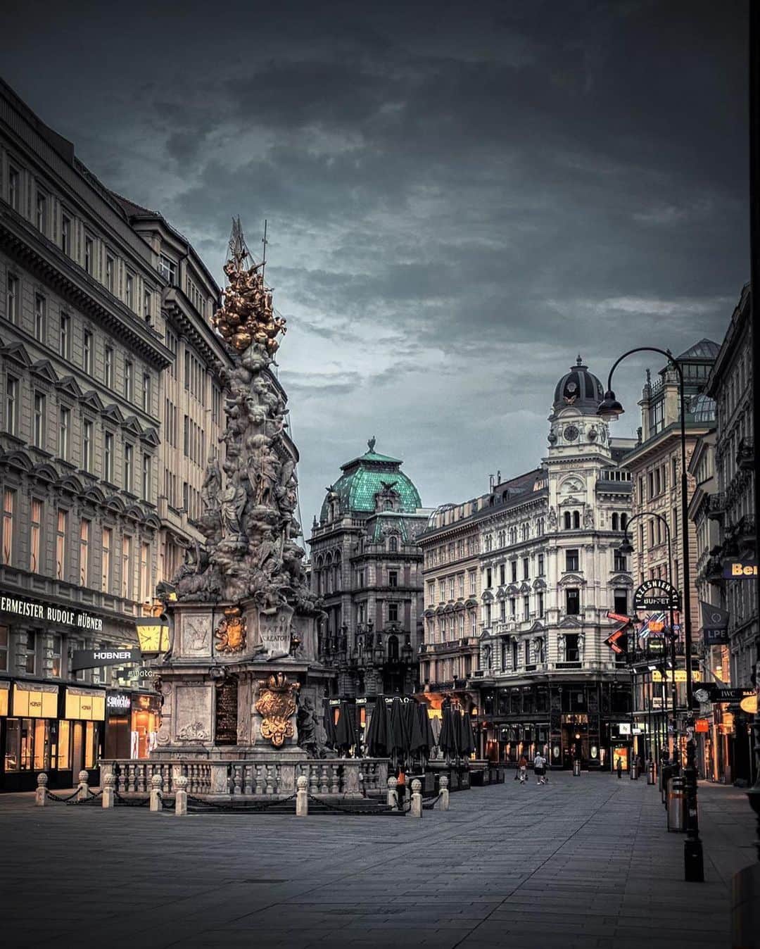 Wien | Viennaさんのインスタグラム写真 - (Wien | ViennaInstagram)「Happy Weekend. We are in love with these moody Vienna photos by @depixtion. The first one depicts Votive Church and the second one the wonderful Graben. These two places should certainly be on your bucket list. ✨ #ViennaWaitsForYou」2月27日 19時00分 - viennatouristboard