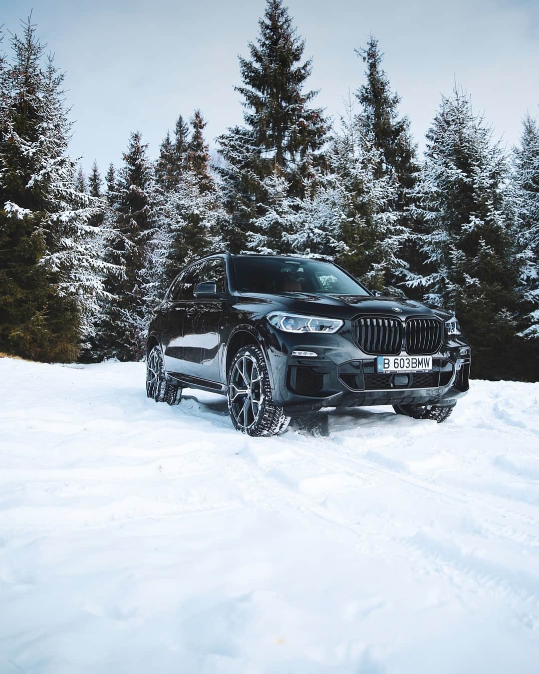 BMWのインスタグラム：「Up for the next move.  The BMW X5. #THEX5 #BMW #X5 #BMWrepost @ciprianmihai __ BMW X5 M50i: Fuel consumption weighted combined in l/100km: 10.9–10.5 (NEDC); 12.3–11.5 (WLTP), CO2 emissions weighted combined in g/km: 251–242 (NEDC); 281–263 (WLTP). Further information: www.bmw.com/disclaimer.   530 hp, 390 kW, 750 Nm, Acceleration (0-100 km/h): 4.3 s, Top speed (limited): 250 km/h.」