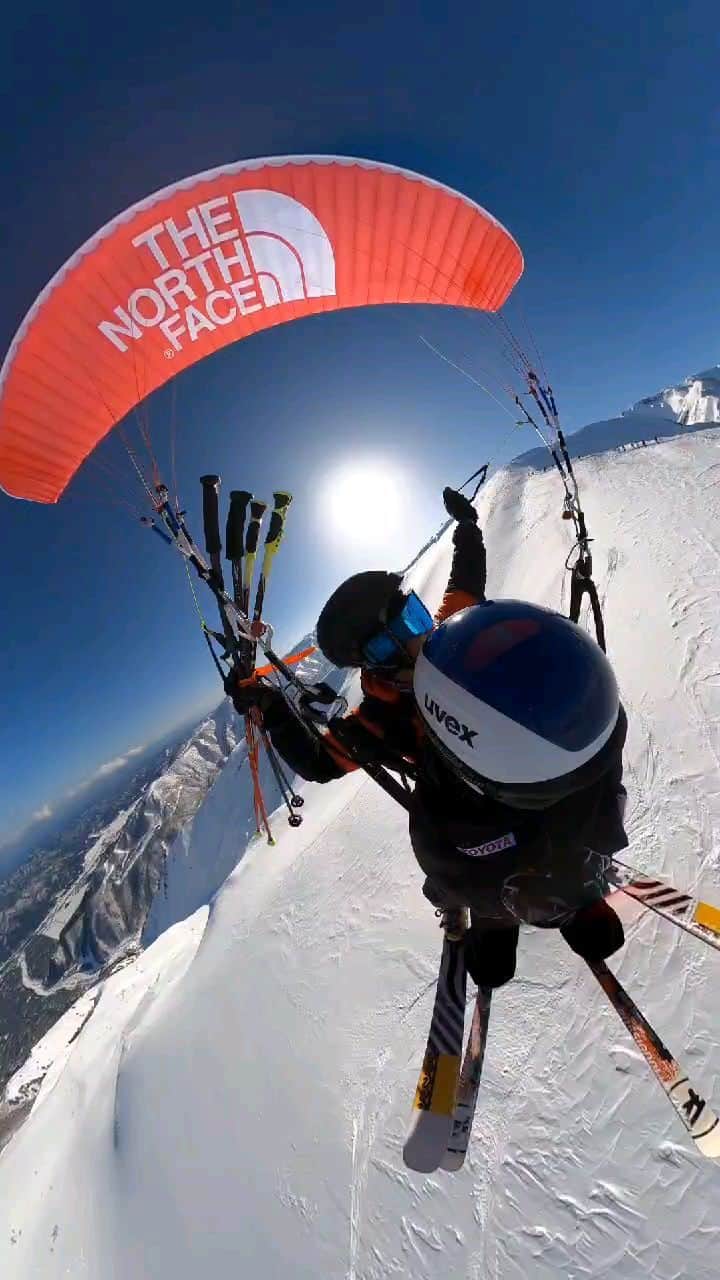 江本悠滋のインスタグラム：「午前中はしっかり滑って…午後活はこれだよね✨  #paraglider #paragliding #paraglidingworld #hikeandfly #fly #adventure #flying #travel #mountain #snow #ski #skiing #alpine #running #trailrunning #thenorthface #k2skis #sweetprotection #hakubavalley #hakuba #backcountry #japow #parapente #ズットン #パラグライダー #登山 #山岳ガイド #」