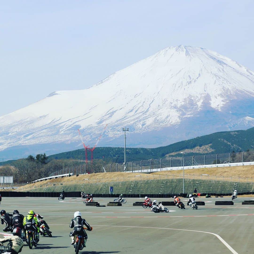 黒川忠文のインスタグラム：「今日は富士スピードウェイの CUB CUPのレースを観戦！ 勉強&撮影してきました。  さぁ次回は！？」