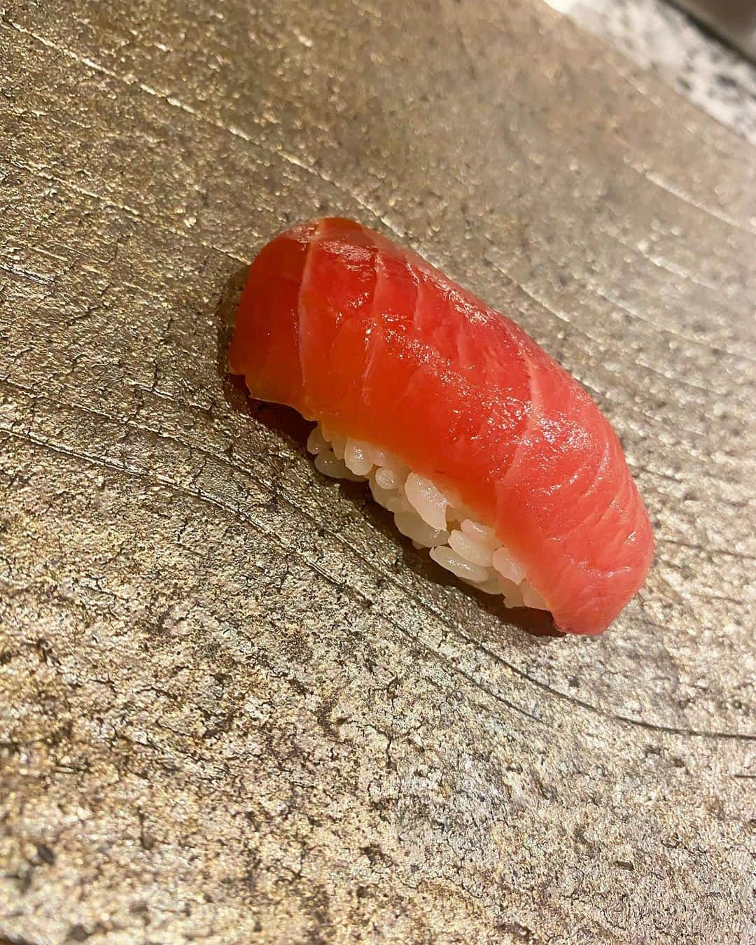 伊上あやさんのインスタグラム写真 - (伊上あやInstagram)「ありちゅと一緒に﻿ 鮨エンリケに行ってきた🍣❤️﻿ とっても美味しかったです🥰﻿ ありちゅまた一緒に美味しいご飯行こうね🍣﻿ ﻿ ﻿ ﻿ ﻿ ﻿ ﻿ #新宿 #渋谷 #表参道 #フィリピンハーフ #東京　﻿ #鮨エンリケ #お寿司」2月27日 19時04分 - o.aya_0613