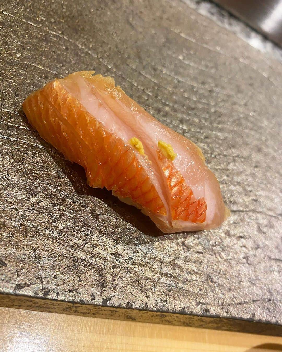 伊上あやさんのインスタグラム写真 - (伊上あやInstagram)「ありちゅと一緒に﻿ 鮨エンリケに行ってきた🍣❤️﻿ とっても美味しかったです🥰﻿ ありちゅまた一緒に美味しいご飯行こうね🍣﻿ ﻿ ﻿ ﻿ ﻿ ﻿ ﻿ #新宿 #渋谷 #表参道 #フィリピンハーフ #東京　﻿ #鮨エンリケ #お寿司」2月27日 19時04分 - o.aya_0613