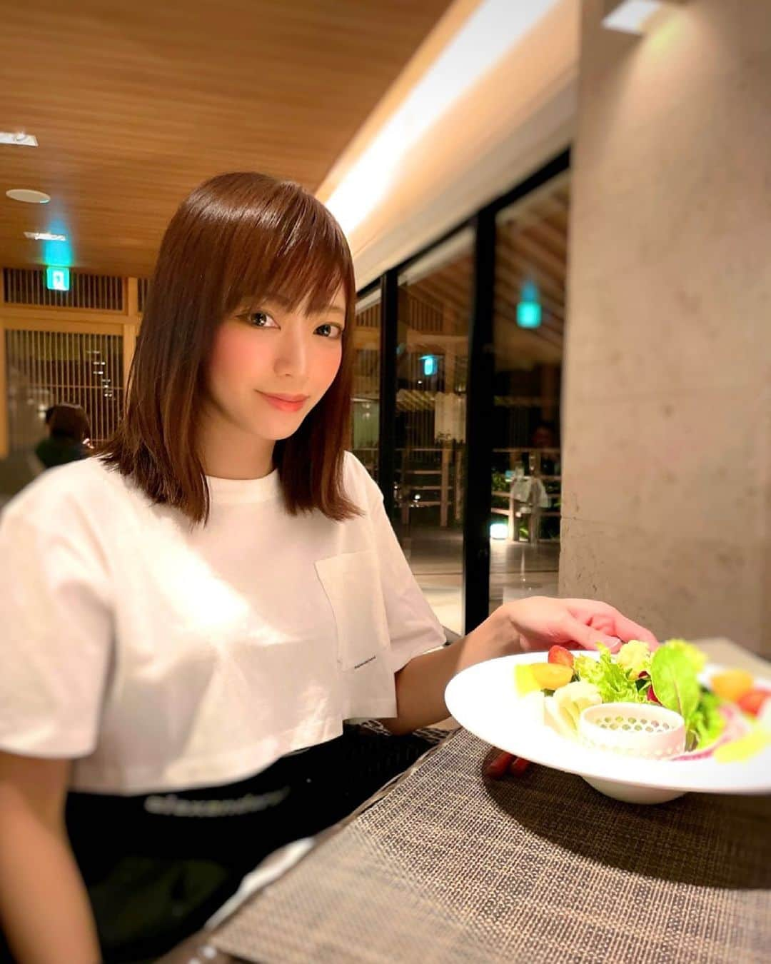 ゆなゆあのインスタグラム：「外食で生き生きした野菜が出てくると テンションが上がる説🥬🍅  イキイキした野菜を食べると 自分も生き生きさせてもらえる気がする👣‪w  神経質にならない程度で極力 「オーガニック野菜」を取り入れるようにしてますが 「オーガニックじゃない野菜」も時には食べます🍽  オーガニック＝無農薬ではないし 天然成分を利用した農薬など一部の農薬は 使用してもオーガニックの認定を 受けることが出来ますよね🍀  化学肥料や化学合成された農薬を使用しない点では オーガニック野菜は健康にいいといえるけど  菌などの病害から守ろうと開発された物を使うので オーガニックの野菜は農薬を使用した場合と比べ、 病原体への感染リスクが高い🦠  もうどっちを選択するかよね🤣 (もちろん最低限に本当に徹底した物もある)  ・菌などの生物的危害 ・異物などの物理的危害 ・農薬や重金属等による化学的危害  この3つの化学的危害が一定以下に 抑えられている事が「安全な食品」と言える中で  物理的危害と生物的危害は、食品衛生法の下で 最低限の安全性は守られてるし🌎  じゃあオーガニックが特別優れているか と言われればそうゆーわけでもないしね🤔 (化学的危害リスクは確実に減るのは明確)  国際的に統一された基準はそもそも存在せず、 異なる機関がそれぞれ独自の基準を持ちあの 「無敵マーク☘」を付けれるわけで👑  オーガニック野菜とそうでないものを比べた 比較実験では栄養素の量にはさほど差がない事も 証明されていたりと…(抗酸化物質は多くなる物もある)  結局どちらにもメリットデメリットがあり もはや危害リスクが皆無の食品など存在しないのでは🌎  オーガニックと一般食品の化学的危害リスクを 比較した場合に「安全」という事で…  どちらも時間をかけて大切に作られた物には変わりなくて どちらが「悪」とゆう話ではないよね🍀  「自分が美味しいと思った物を気持ちよく適度に食べる」 もうこれに尽きるんじゃないのか🤣  事実オーガニック野菜は繊細に手がかけられている分 美味しいし、化学的危害のリスク回避も含め 極力有機を心がけつつ、あとは神経質になりすぎない。 ストレスにせず、自分に合う食材に出会い 純粋に「食を楽しむ」これが1番健康的な気がします👩‍🍳 … … さて…そろそろ本格的に暖かさを求めてる🐵 再来週あたりは避難します*⋆✈‪w … … #スーパーフード #有機野菜 #有機栽培 #有機農業 #ナチュラルフード #ウェルネス #オーガニック食品 #自然食品 #有機 #免疫力 #ウェルネスライフ #健康 #生薬 #漢方 #アトピー #食事改善 #体質改善 #筋トレ #スーパーフードアドバイザー #幸福度 #食」