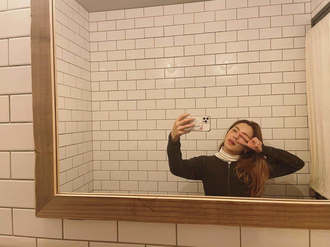 ステファニーのインスタグラム：「✌️ Mirror Mirror...」