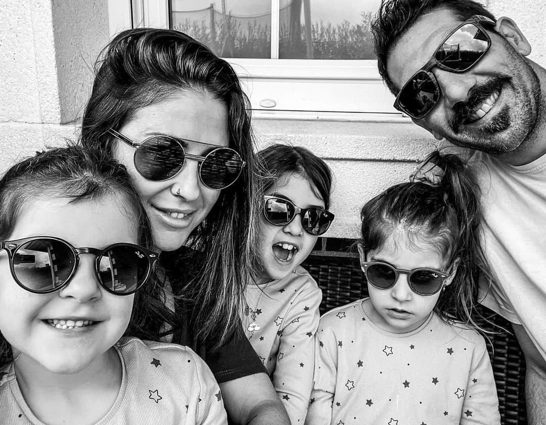ゴルカ・イライソス・モレノのインスタグラム：「¿TE IMAGINAS VER LA VIDA EN BLANCO Y NEGRO?  Esta es una de las características, junto a la fotofobia (sensibilidad a la luz), baja visión y nistagmus (movimiento ocular involuntario) de la ACROMATOPSIA CONGÉNITA. El 28 de febrero se celebra el Día Mundial de las enfermedades Raras y queremos animaros a subir una foto: - Con gafas de sol. - En blanco y negro. -Hashtags; #acromates #acromatopsia Etiquetado po @julian_iantzi_oficial .Nosotros nominamos a... @aritzsardina  @josebabeloki.cycling  @julentelle」