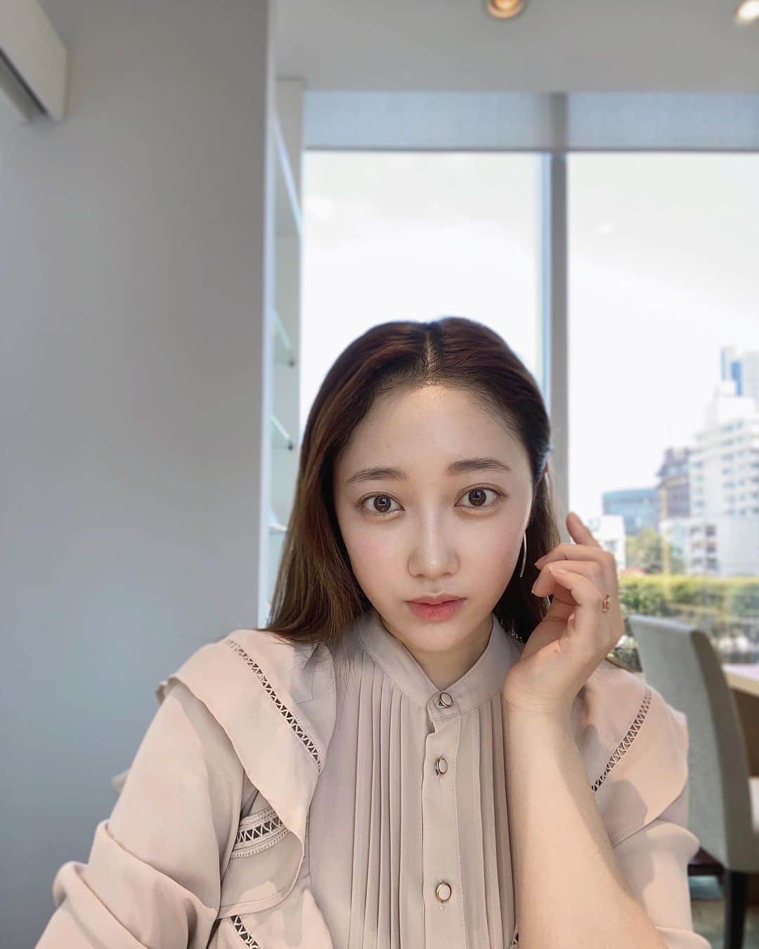 のインスタグラム：「こないだMARYCOHRでエステ受けてきたの𓂃𓈒𓏸﻿ 久しぶりに身体と顔をほぐしてもらって幸せな時間だったᜊﬞﬞ ᶻᶻᶻ﻿ ﻿ 今年の母の日はエステをプレゼントしよっかな〜て思いついた💡ちょっと気が早いけど( '֊' )﻿ ﻿ エステのあと友達に会ったんだけど、メイクのノリもいいし肌ツヤツヤしてるって言われて嬉しかったᙏ̤̫⑅*﻿ みんなも自分へのご褒美にオススメ𓈒 𓂂𓏸﻿ ﻿ ﻿ #marycohr#マリコール#エステ#ミッドタウン六本木 ﻿」
