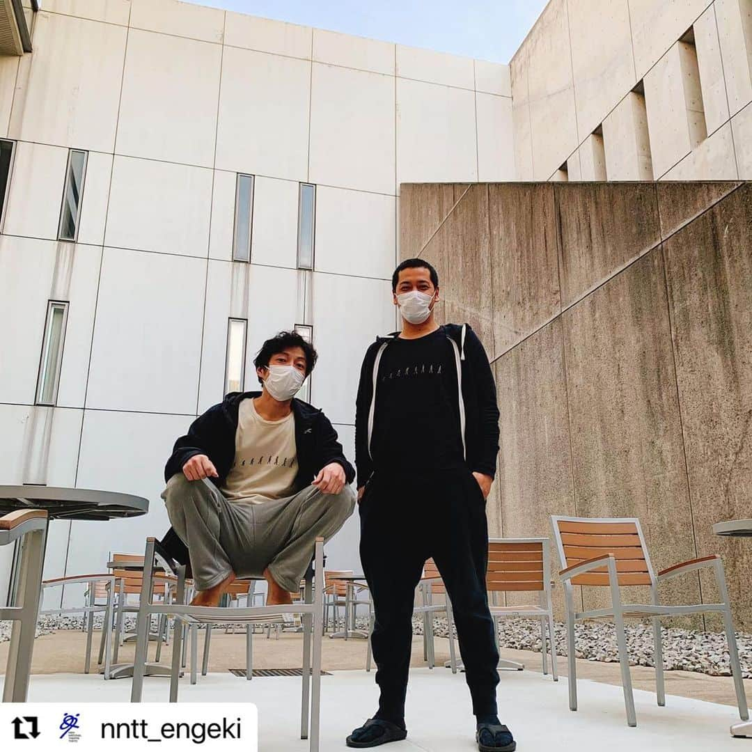 佐藤祐基さんのインスタグラム写真 - (佐藤祐基Instagram)「伊達さんとのコンビは楽しいなぁ。 連日励んでおります！！  #Repost @nntt_engeki with @make_repost ・・・ 【#斬られの仙太】【#今日の伊達ちん】【#今日の祐基】 な、なんと!!偶然にも伊達仙太と佐藤長五はお揃いのTｼｬﾂです👕#ほねじゅう こと#骨と十字架 Tｼｬﾂ! リサンとリュバック! 仲良し！！ #三好十郎 #上村聡史 #幕末 #4月 #新国立劇場の演劇 #新国立劇場 #演劇 #稽古場潜入記  #伊達暁 #佐藤祐基」2月27日 19時19分 - sa_too222