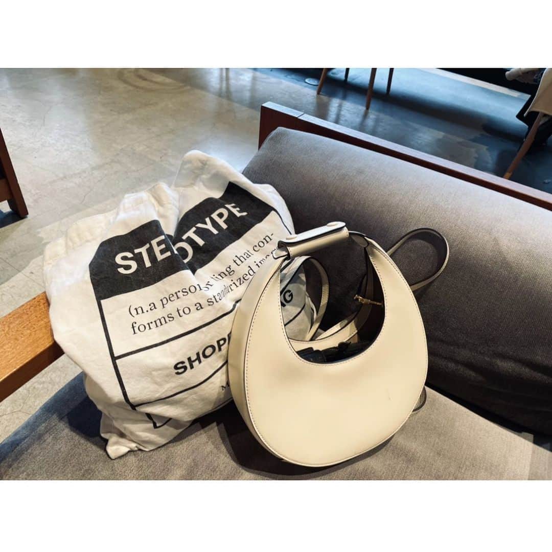 のインスタグラム：「STAUDのバッグ⚪️﻿ ﻿ 荷物は全然はいらないので﻿ サブバッグと2個持ちしてます🛍﻿ ﻿ ただかわいいという理由で 愛用しています☺️ ﻿ サブバッグは　@maisonmargiela  基本モノトーンコーデが多く、 コーデを考えず持てるので出番が多いです♪」
