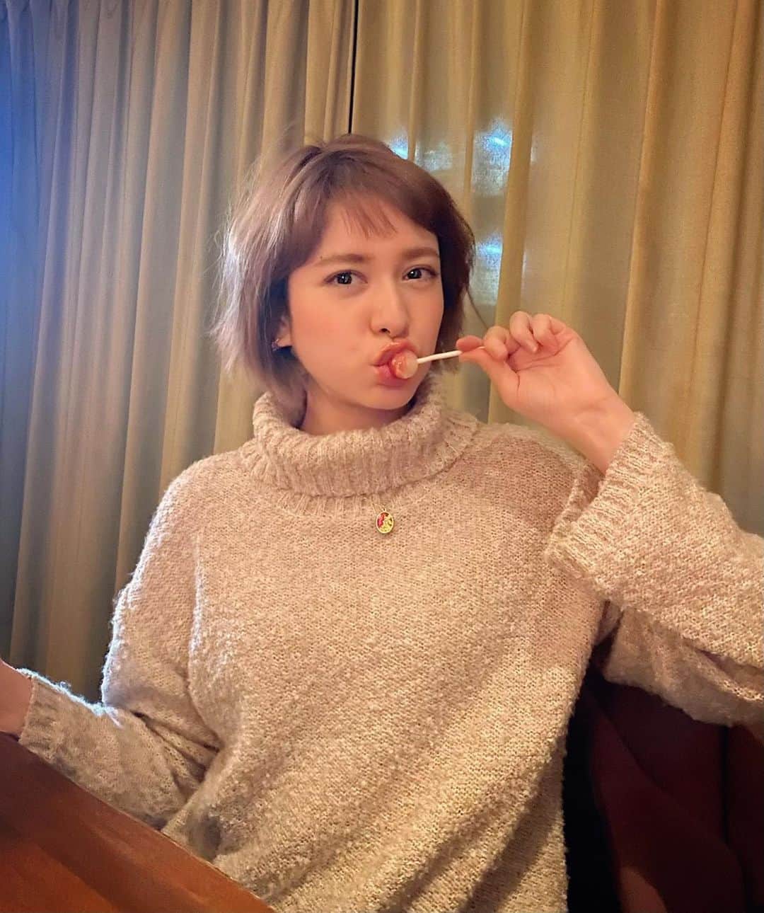 のインスタグラム：「チュッパチャップス久しぶりに食べたら鬼うま😋チェリー味🍒🧡  可愛いアクセサリーゲットしたあ✌️💕 @amijed_official   いろんな国の教会ピースを組み合わせてネックレスが作れるの🥺💓指輪もあるよー💍💕　@amijed_laforeth  #amijed #アクセサリー　#指輪　#チャーム　#ring #ネックレス　#ロザリオ　#ロザリオネックレス #rosario #necklace #ゆびわ　#ショートボブ　#ボブ #サロモ　#サロンモデル」