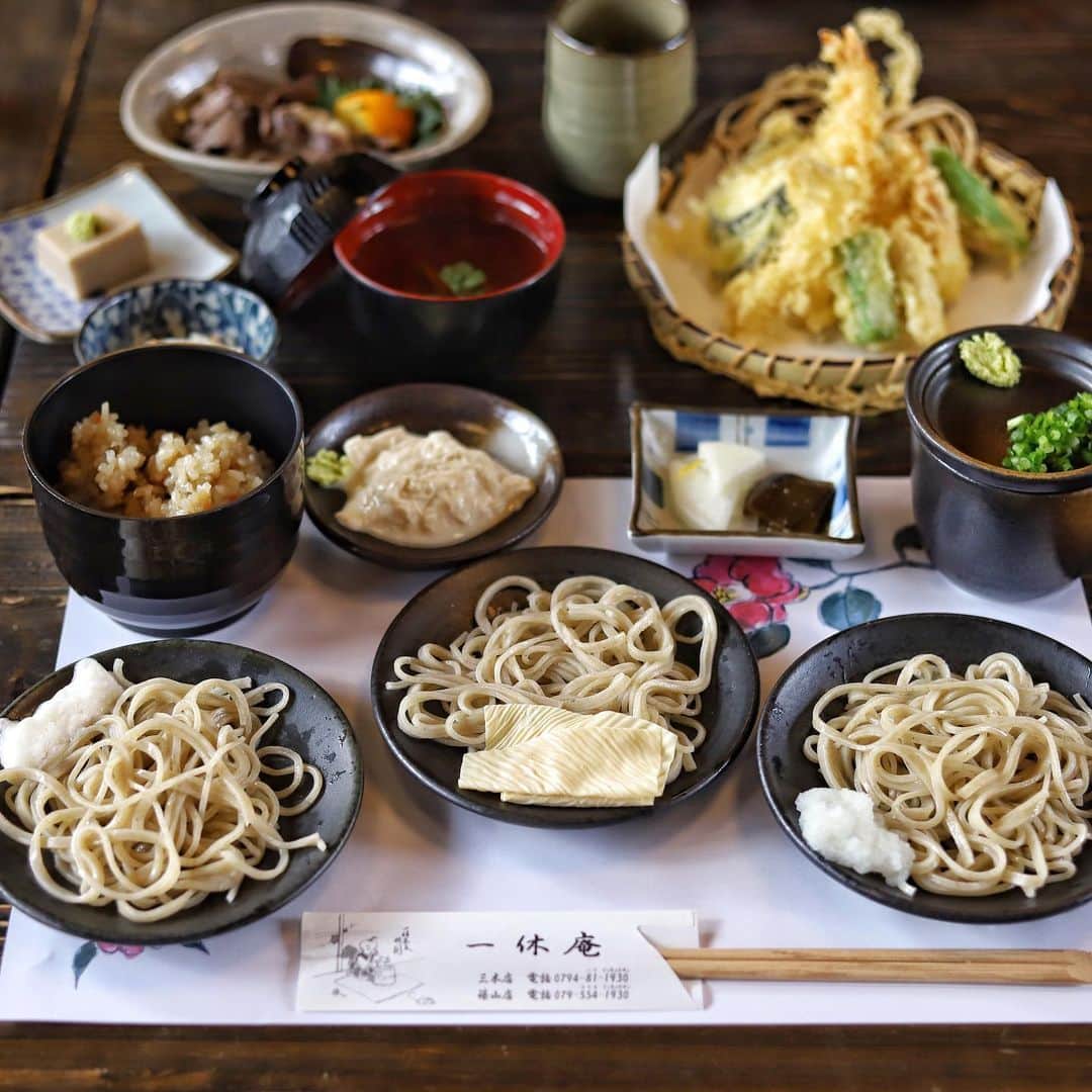 きょん。さんのインスタグラム写真 - (きょん。Instagram)「.  .  一休庵  ゆばに、おろしにとろろ、  3種のおそばを食べ比べられる上に、 天ぷらやかやくごはんまで セットになった"天ぷら御前”。  外でおそばを食べたこと 記憶を辿る限りないのだけど、 ずず〜！がこんなにも楽しいとは...🤤  #一休庵#soba #japanesegourmet」2月27日 19時33分 - kyon_tokiiro