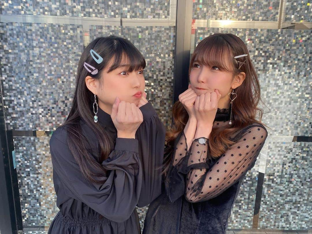 佐藤夢さんのインスタグラム写真 - (佐藤夢Instagram)「原ゆずなちゃんと❤️  今日は土曜日のおかげもあって沢山のファンの方に愛に来てもらえました☺️  お願いして急遽2ショトチェキもプレゼントできて喜んでもらえて✌️ 原ちゃんとずーとワイワイワイワイさせてもらえてさ😏 じゃんけん大会も出来たし嬉しかった‼️お店のスタッフの皆様も盛り上がってたね！って言ってくれたり一緒に『おはもんもん』してくれて、もーもー全部全部嬉しかったです😌  常連様やお声掛けさせてもらったお客様も仲良くしてくださりありがとうございました😉  今日は本当にいぱいのファンの皆様に会えて幸せです❣️  原ゆずなちゃん、dいっしゃん、お疲れ様でした💛  改めて二月も愛に来てくれて応援してくれてありがとうございます😊  また3月あいましょーん😘✨  #軟乳　#グラビア　#黒髪ロング　#大阪で一番可愛い子　#おはもんもん #水着　#競馬女子　#SKNフラッシュ8 #そのだけいば　#サニーデイガールズ　#イメージキャラクター #パチンコ　#実践来店 　#競馬予想　#デイリースポーツ　#トラスター」2月27日 19時30分 - dreamsatoo