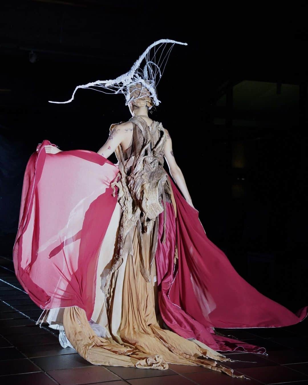 ARAKI SHIROさんのインスタグラム写真 - (ARAKI SHIROInstagram)「-SHOW archives- . . . md @im__krazy  . . . photo  @ciguatera_pics  @ren_fujishige . . . FADS  @f.a.d.s.2020 . . . #ARAKISHIRO#FUKUOKA#costume#costumedesign#couture#hautecouture#contemporaryart#emergingdesigner #fashionshow#FADS#福岡#衣装#コスチューム#衣装デザイン#コスチュームデザイン#アラキシロウ#福岡市美術館」2月27日 19時30分 - arakishiro