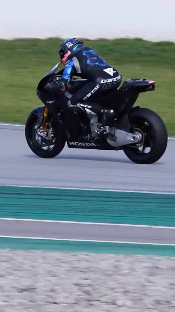 レプソル・ホンダのインスタグラム：「@polespargaro tests out the revised Turn 10 layout in Barcelona.」