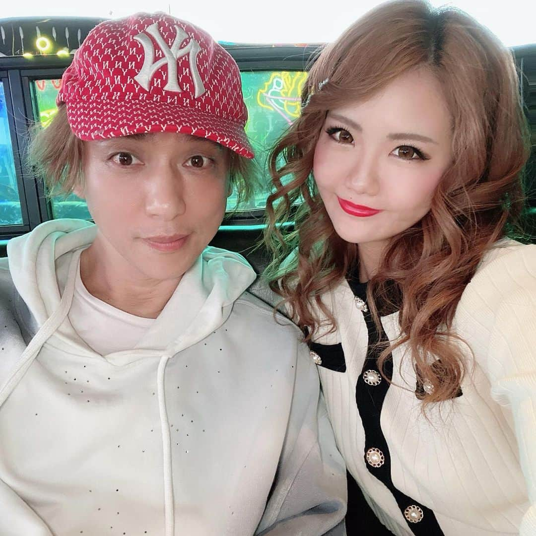 KARENさんのインスタグラム写真 - (KARENInstagram)「、 天才プロデューサー オーナーの良太さんとお写真撮ってもらいました(❁´ω`❁) 、 バーレスク東京を作ってくださって本当にありがとうございます(´•ω•̥`) 、 今日は衣装撮影でしたが 撮影の時はいつも最初から最後までいてくださります<(_ _)> 、 みんなに差し入れまでありがとうございます‪⸜(*ˊᵕˋ* )⸝‬ 、  #バーレスク東京 #バーレスク #バーレスク東京かれん #六本木 #ショーパブ #ショー #ダンス #burlesque #ショーガール #エンターテインメント  #burlesquetokyo #dance #roppongi #xoxo #girl #me #l4l #show #showgirl #dance #dancer #japan #japanesedancer #instagood #ダンス好きな人と繋がりたい」2月27日 19時31分 - karen_burlesque