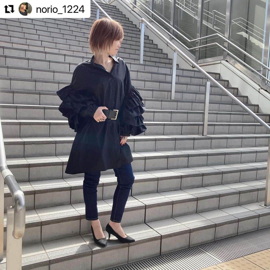 ノスタルジアルクアのインスタグラム：「#Repost @norio_1224 with @make_repost ・・・ . . 👑最近のお気に入り👑 . . . _________________________________★  ● ギャザーティアードスリーブシャツ(一部店鋪のみ入荷) ¥4,900+tax  _________________________________★  ボリューミーな袖が可愛い 高見えブラウス🙈❤️  1枚目→太めのベルトでハンサムスタイル 2枚目→ベルトなしのシンプルスタイル 3枚目→スニーカーでカジュアルに着崩しスタイル . . ロングテールで 両サイドにポケットがあるのも おすすめポイントです❣️ . . . #nostalgia#ノスタルジア#ノスジョ#lucua1100#ルクアイーレ#いせたん#ISETAN#プチプラ#高見え#ボリューム袖ブラウス#ハンサムコーデ#olコーデ#ママコーデプチプラ#大人可愛い#大人カジュアル#ootd」